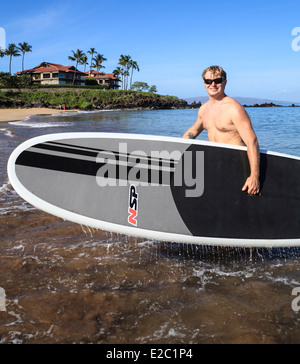 Man with stand up paddle board at Wailea Beach on Maui Stock Photo