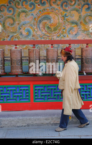 China, Qinghai, Amdo, Xining surroundings, Kumbum monastery (Ta'er Si), Pilgrim spinning prayer wheels Stock Photo