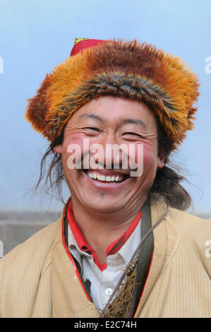 China, Qinghai, Amdo, Xining surroundings, Kumbum monastery (Ta'er Si), Tibetan pilgrim wearing a fur cap Stock Photo