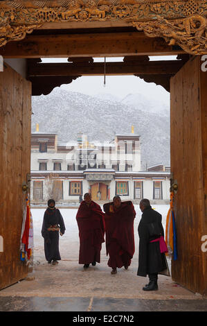 China, Gansu Province, Amdo, Xiahe, Monastery of Labrang, Monks and devotees
