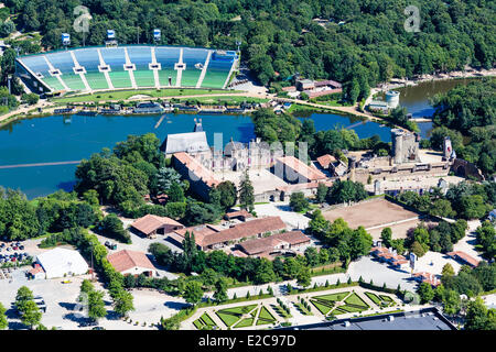 France, Vendee, Les Epesses, Le Puy du Fou, attactions and leisure parc, the castle and the show tier (aerial view) Stock Photo