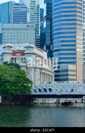 Singapore, the Anderson Bridge built in 1910 over the Singapore river replaces the Cavenagh Bridge now pedestrian Stock Photo