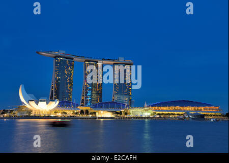 Singapore, Marina Bay, the hotel Marina Bay Sands opened in 2010 and the ArtScience Museum lotus flower shaped opened in 2011, by the architect Moshe Safdie Stock Photo