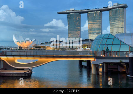 Singapore, Marina Bay, the hotel Marina Bay Sands opened in 2010 and the ArtScience Museum lotus flower shaped opened in 2011, by the architect Moshe Safdie Stock Photo