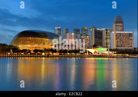 Singapore, Marina Bay, the theatre Esplanade Theatres on the Bay designed by architects Michael Wilford & Partners and DP Architects opened in 2002 Stock Photo