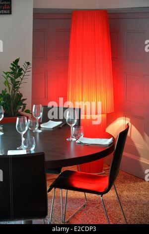 France, Herault, Beziers, square Jean jaures, gourmet restaurant L'Autrement, dining room in an atmosphere of lace curtain Stock Photo