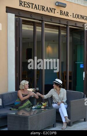 France, Herault, Beziers, square Jean jaures, gourmet restaurant L'Autrement, couple of friends discussing outside in a terrace Stock Photo