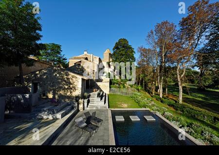 France, Herault, Lieurant les Beziers, Ribaute Castle, swimming pool with overflowing dressed in black molten glass and basalt Stock Photo