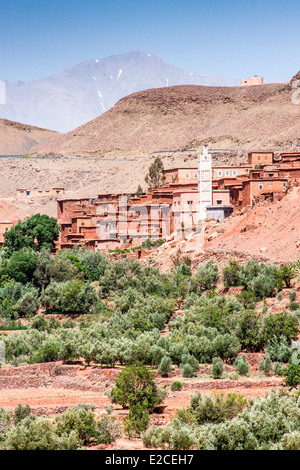 A remote Pise Berber village built on a hillside over the Tizi-n-Tichka Pass in the High Atlas Mountains, Morocco, North Africa. Stock Photo
