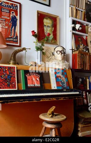 France, Paris, Cite Veron at 94 Boulevard de Clichy, Boris Vian's flat, piano where Michel Legrand and Quincy Jones also played, plaster bust of his second wife Ursula overlooked by his portrait painted in 1953 by Betty Bouthoul Stock Photo