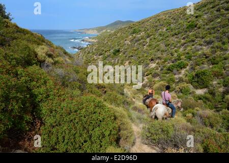 France, Haute Corse, Nebbio, Punta di l'Acciolu (Acciola), riders trekking in the Agriates Desert Stock Photo