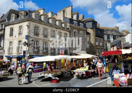 France, Morbihan, Gulf of Morbihan (Golfe du Morbihan), Vannes, half timbered houses place des Lices, market day Stock Photo