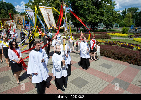 Warsaw, Poland 19th June 2014. The Catholic congregation of eastern side of Warsaw, the capital city of Poland, celebrated The Feast of Corpus Christi on Thursday, 60 days after Easter. The procession at the Saint Florian Cathedral attracted hundreds of people, in particular local firefighters as Saint Florian is considered a patron of firemen. Children throw petals before the priest carrying the  monstrance. Credit:  Henryk Kotowski/Alamy Live News Stock Photo