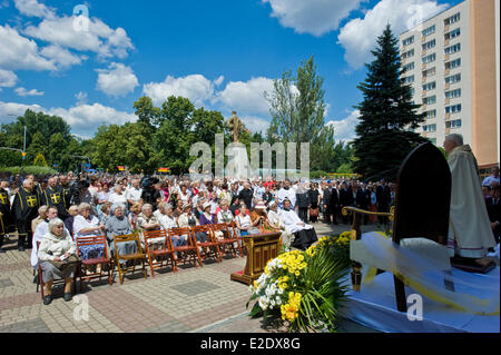 Warsaw, Poland 19th June 2014. The Catholic congregation of eastern side of Warsaw, the capital city of Poland, celebrated The Feast of Corpus Christi on Thursday, 60 days after Easter. The procession at the Saint Florian Cathedral attracted hundreds of people, in particular local firefighters as Saint Florian is considered a patron of firemen. Children throw petals before the priest carrying the  monstrance. Credit:  Henryk Kotowski/Alamy Live News Stock Photo