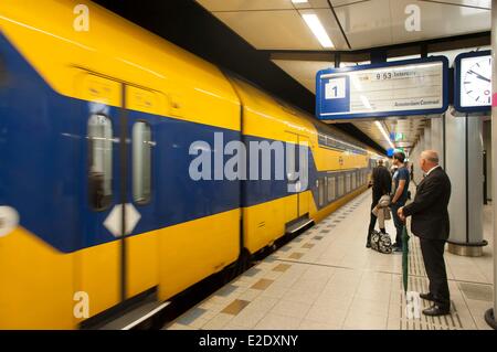 amsterdam airport train to city center