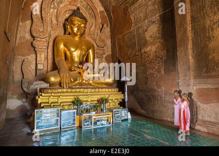 Myanmar (Burma) Mandalay division Bagan Old Bagan Htilominlo temple nonnes praying Stock Photo