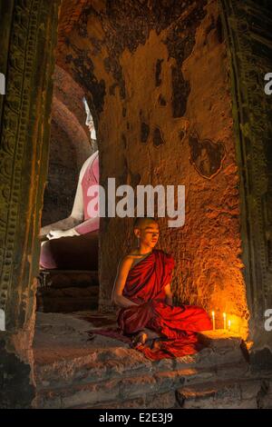 Myanmar (Burma) Mandalay division Bagan Old Bagan Pathotharmyar temple novice praying Buddha Stock Photo