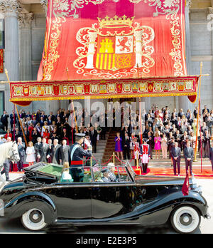 Madrid, Spain. 19th June, 2014. Spain's new King Felipe (C) and Queen Letizia (sitting) depart from the Parliament's Lower Chamber to the Royal Palace in a Rolls Royce Phantom IV convertible vintage car after his official coronation ceremony, in Madrid, Spain, 19 June 2014. Photo: Albert Nieboer/RPE//NO WIRE SERVICE/dpa/Alamy Live News Stock Photo