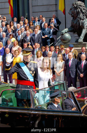 Madrid, Spain. 19th June, 2014. Spain's new King Felipe and Queen Letizia depart from the Parliament's Lower Chamber to the Royal Palace in a Rolls Royce Phantom IV convertible vintage car after his official coronation ceremony, in Madrid, Spain, 19 June 2014. Photo: Albert Nieboer/RPE//NO WIRE SERVICE/dpa/Alamy Live News Stock Photo