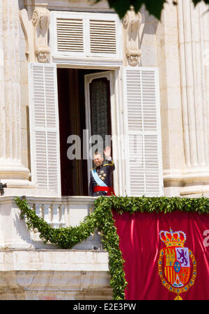 Madrid, Spain. 19th June, 2014. New King Felipe VI of Spain appears on the balcony of the Royal Palace, in Madrid, Spain, 19 June 2014. Photo: Albert Nieboer/RPE//NO WIRE SERVICE/dpa/Alamy Live News Stock Photo