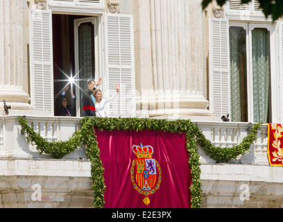 Madrid, Spain. 19th June, 2014. New King Felipe VI and Queen Letizia of Spain appear on the balcony of the Royal Palace, in Madrid, Spain, 19 June 2014. Photo: Albert Nieboer/RPE//NO WIRE SERVICE/dpa/Alamy Live News Stock Photo