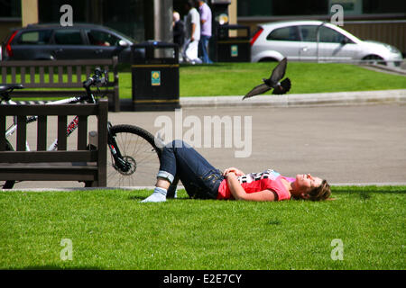 Glasgow, Scotland, UK. 19th June, 2014. Glaswegian shoppers and workers enjoying a rare third day of sunshine at lunchtime in George Square in the city centre Credit:  ALAN OLIVER/Alamy Live News Stock Photo