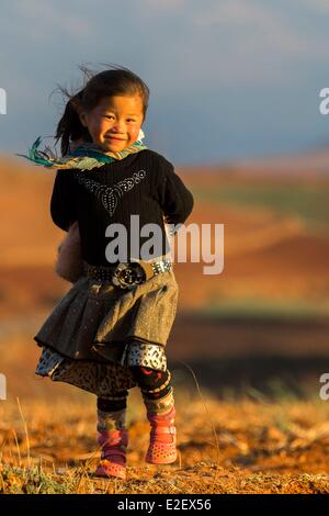 China, Yunnan province, Kunming Municipality, Dongchuan District, Red soils, terrace cultivation, Gouditang, girls playing Stock Photo