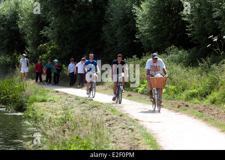 Cambridge May Bumps, cyclists on the River Cam towpath Stock Photo