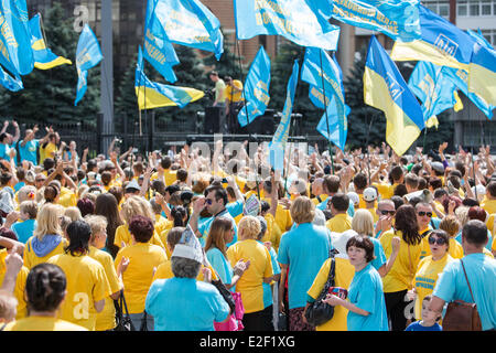 Kiev, Ukraine. 19th June, 2014. Members of a free Christian religious community gather in front of the Regional parliament for a peace praier in Kiev, Ukraine, 19 June 2014. Photo: Jan A. Nicolas/dpa/Alamy Live News