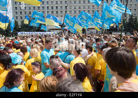 Kiev, Ukraine. 19th June, 2014. Members of a free Christian religious community gather in front of the Regional parliament for a peace praier in Kiev, Ukraine, 19 June 2014. Photo: Jan A. Nicolas/dpa - NO WIRE SERVICE -/dpa/Alamy Live News