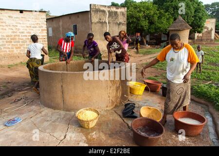 Burkina Faso, village in Senoufo area, at the well Stock Photo