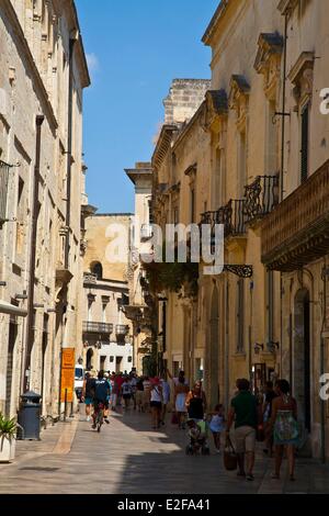 Italy, Puglia, Salento Peninsula, Lecce, street in the downtown