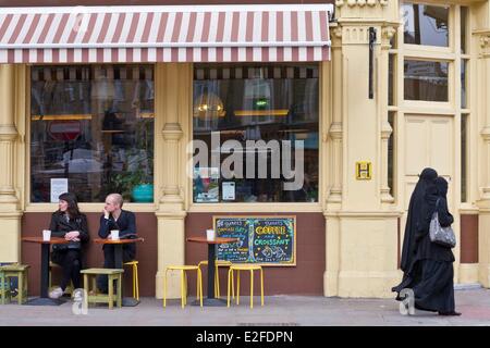 United Kingdom, London, Shoreditch, Brick Lane, veiled women outside the cafe Benet of Cambridge Stock Photo