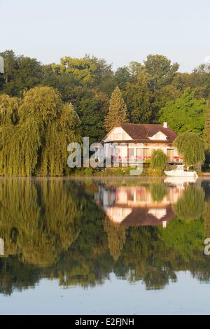 France, Seine et Marne, Fontaine le Port, house on the riverbanks of the Seine river Stock Photo