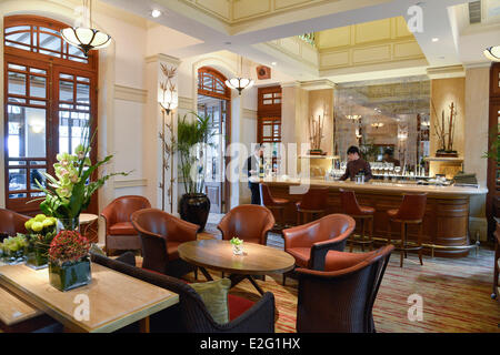 China Hong Kong Hong Kong Island Repulse Bay restaurant The Verandah waiters behind a wooden bar Stock Photo