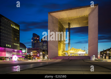 La Grande Arche de la Defense, and the modern buildings of La Defense district, Paris France Stock Photo