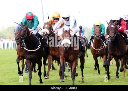 Ascot, Windsor, UK. 19th June, 2014. Born in Bombay (center) with David Probert up wins the Britannia Stakes. Ascot racecourse. (Pferd, Jockey, Born in Bombay, Probert, Sieg, Ziel, Zielankunft) 616D190614ROYALASCOT.JPG ( c) Frank Sorge Credit:  Caro /Alamy Live News) Stock Photo