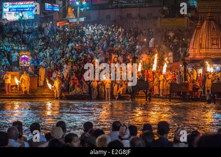 India Uttarakhand State Haridwar one of the nine holy cities to Hindus on the banks of the Ganga river the Ganga Aarti Ceremony Stock Photo