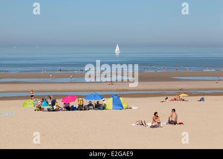 Belgium West Flanders De Haan holidaymakers on the beach Stock Photo