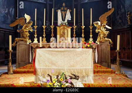 France Vaucluse CaRM-Eentras St Siffrein cathedral High altar adorned by two angels of adoration work of Jacques Bernus Stock Photo