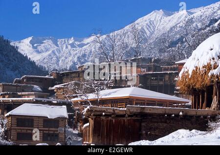 Pakistan Khyber Pakhtunkhwa Kalash valleys Bumburet valley Krakal village (2 150 m) under snow in background behind snowy peaks Afghanistan is 2 days walk away Stock Photo