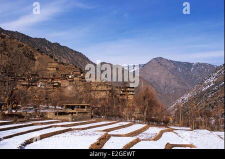 Pakistan Khyber Pakhtunkhwa Kalash valleys Bumburet valley Tarasguru village (1 800 m) in winter villages cling to steep sides of narrow Kalash valleys in order to leave few flat areas for crops Stock Photo