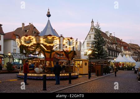 France Bas Rhin Obernai Christmas market on market square Christmas tree and old corn exchange house Stock Photo