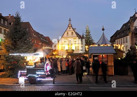 France Bas Rhin Obernai Christmas market on market square Christmas tree and old corn exchange house Stock Photo