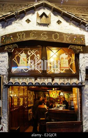 Spain Catalonia Barcelona Meson del Cafe Tapas bar in Barrio Gotico (Gothic Quarter) Stock Photo