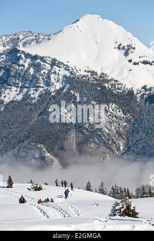 France Savoie Parc Naturel Regional du Massif des Bauges (Regional Natural Park of Massif des Bauges) Domaine des Aillons Margeriaz group practicing snowshoeing Stock Photo