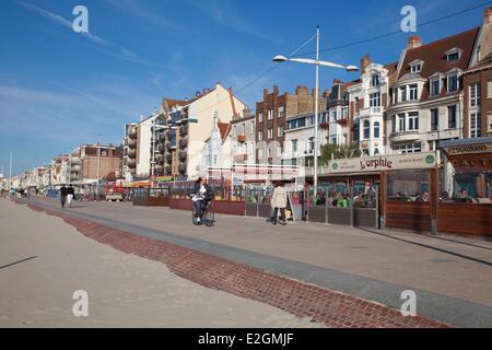 France Nord Cote d'Opale Dunkirk Malo les Bains walkers on promenade seafront Stock Photo