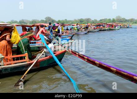 India Uttar Pradesh State Mathura people tie saris together across river during Holi festival celebrations Stock Photo