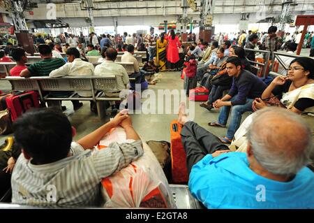 India West Bengal state Kolkota Howrah train station full of people Stock Photo