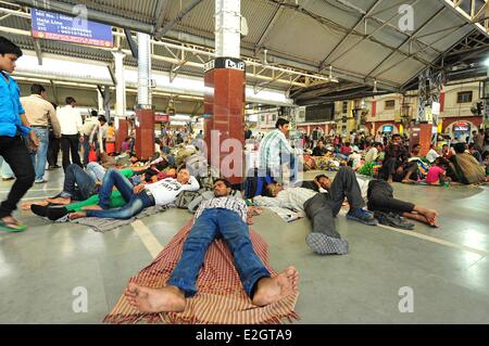 India West Bengal state Kolkota Howrah train station full of people Stock Photo